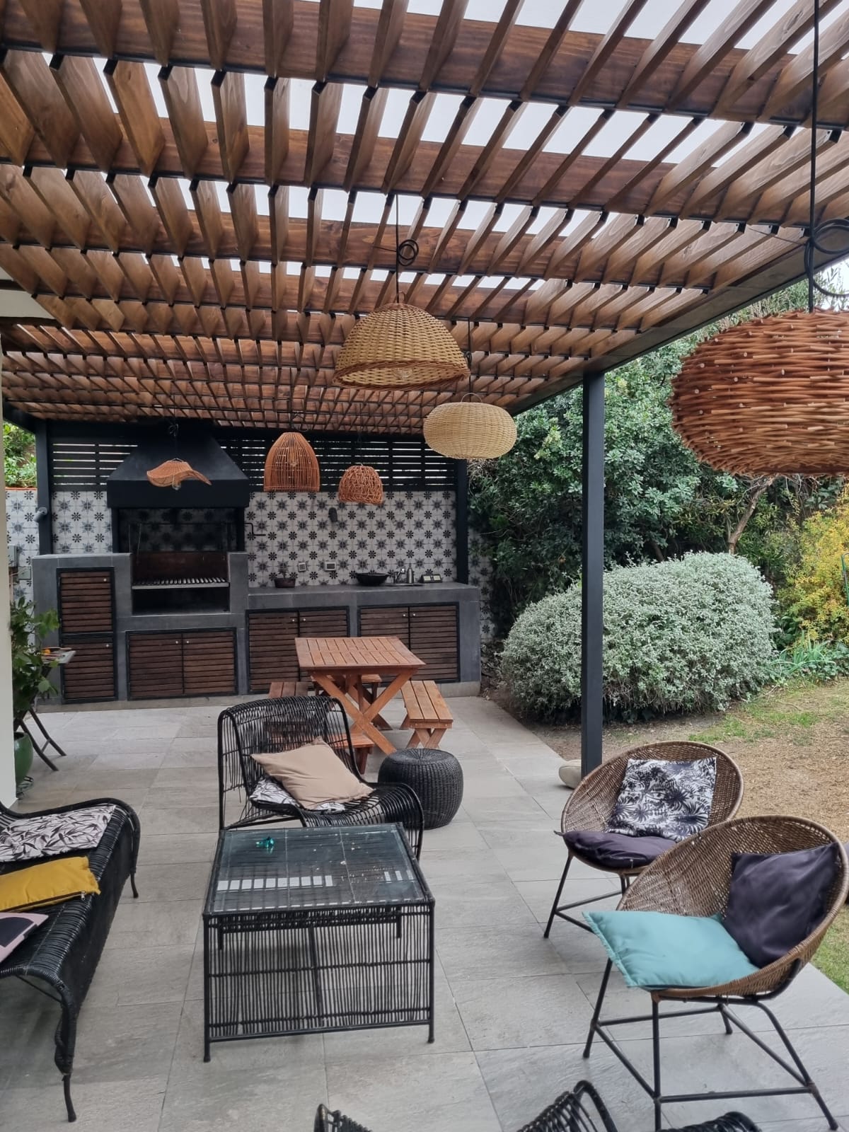 Pérgola con Living Exterior — Casa Las Flores
