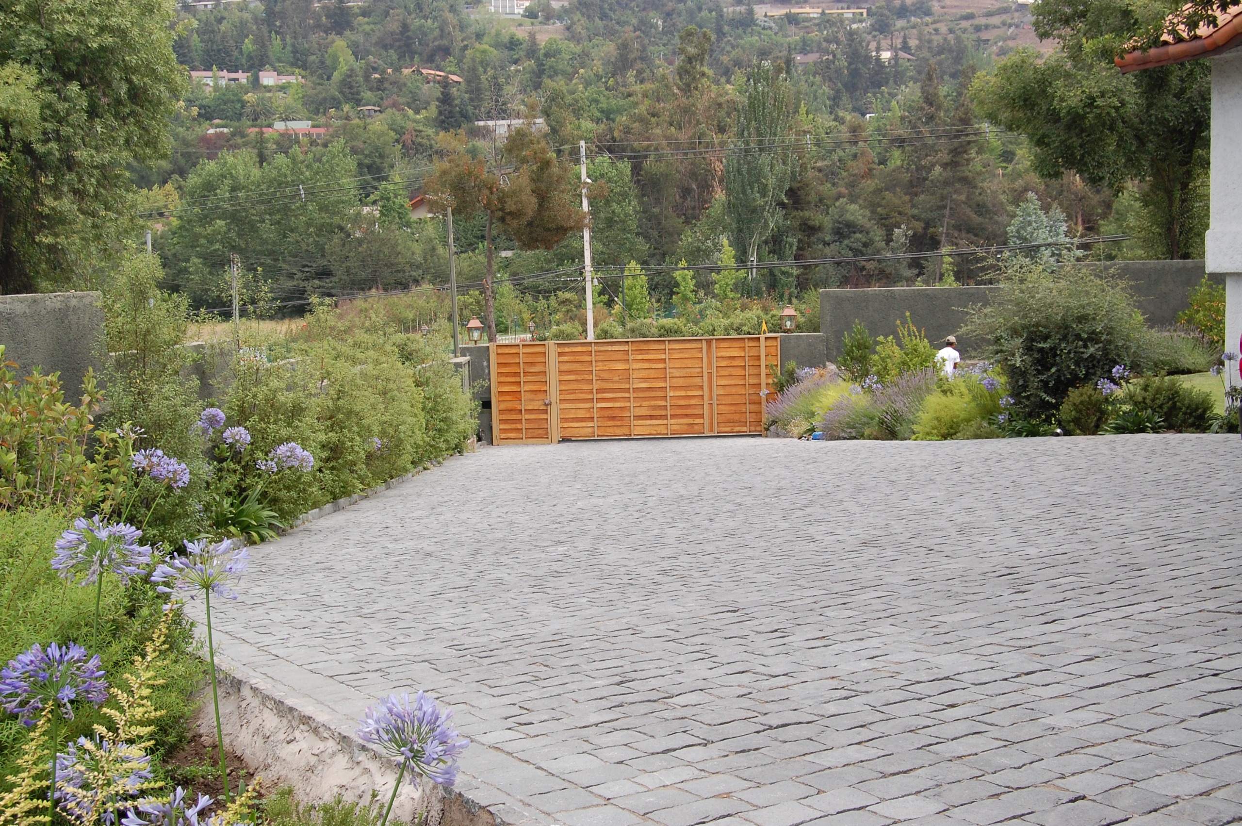 Acceso Vehicular Adoquinado — Casa Las Flores